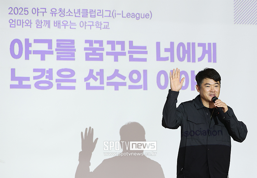 [포토S] 노경은, '야구를 꿈꾸는 꿈나무들에게'