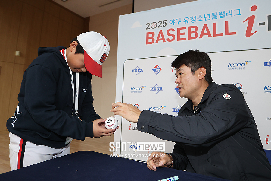 [포토S] 노경은, '야구 꿈나무들에게 사인'