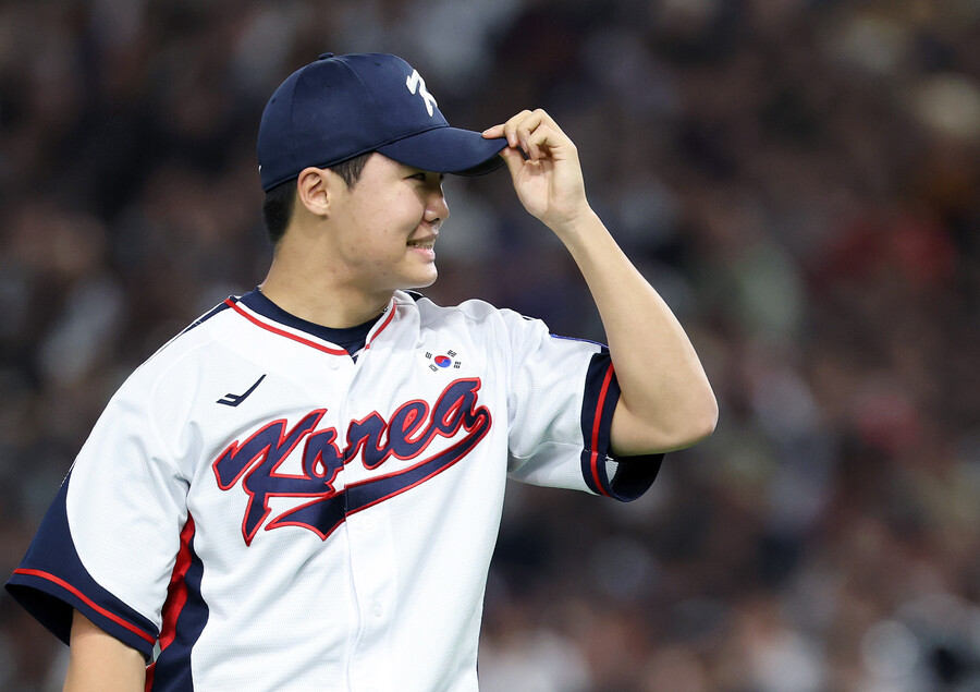 "도무지 믿기지 않는 호투"·"대표팀 형들이 배워야"·"오승환과 닮아"…정우주 활약에 레전드 선배들 '감탄'