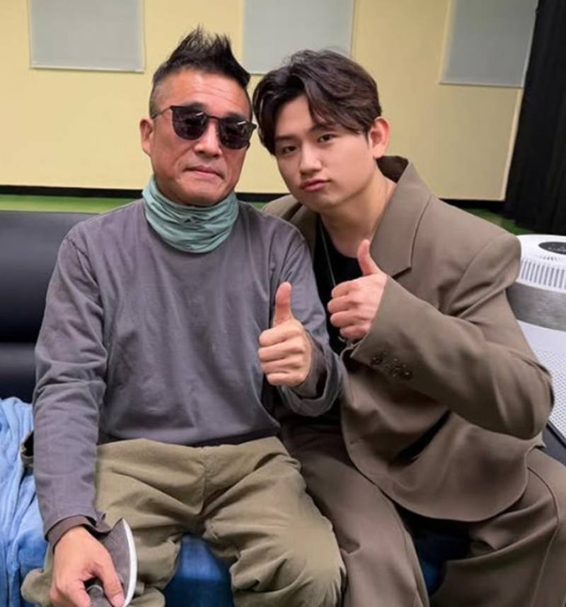 '6년만에 복귀' 김건모, 수척해진 근황…후배와 엄지 척