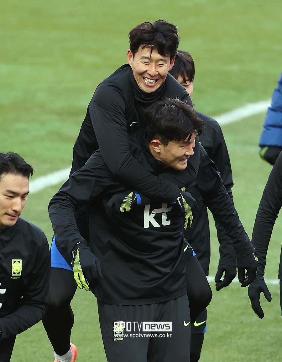 [포토S] 손흥민, '김민재 등에 아이처럼 어부바~'