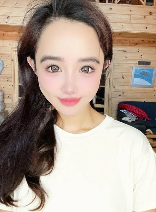'활동 중단' 박봄, "양평 집에서" 요양 중…짙은 화장 지우니 수수해진 미소