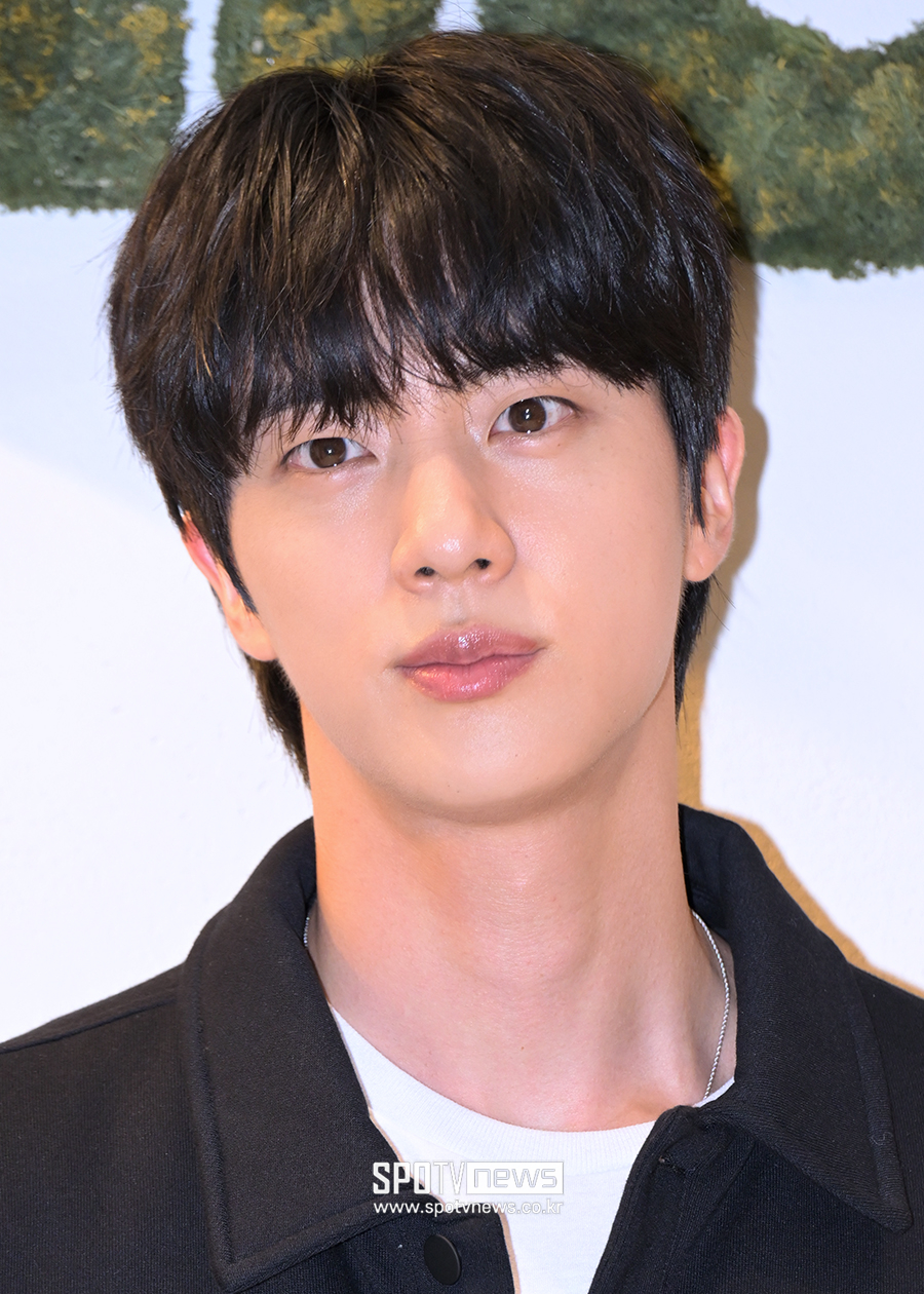 방탄소년단 진에 '기습 뽀뽀' 日 50대 女, 강제추행으로 재판행