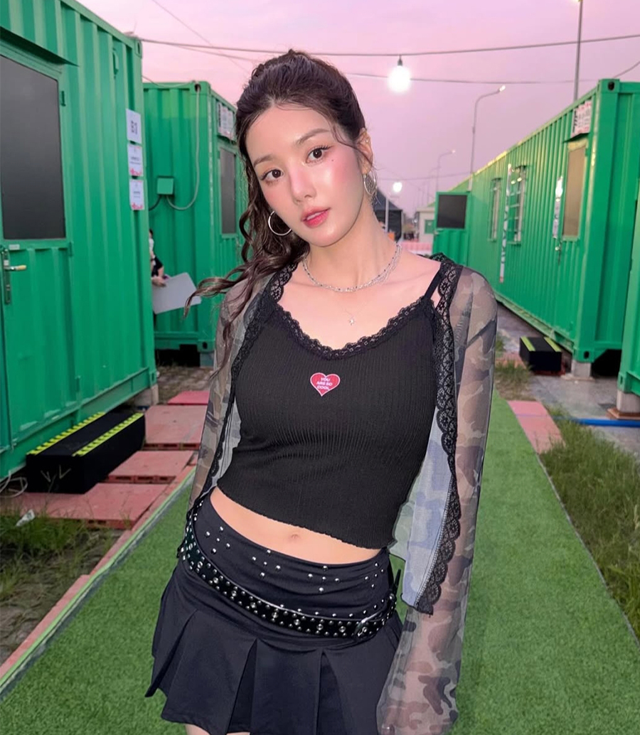 '워터밤 여신' 권은비, 아찔한 시스루 크롭티로 베트남 홀렸다