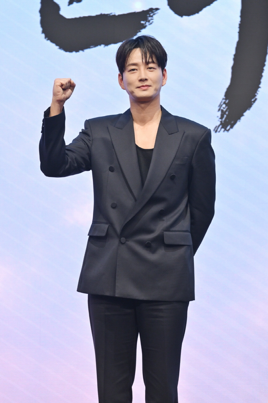 '문무' 이현욱 "'원경' 이어 또 사극 도전…실존 인물 연기하며 많은 것 배워"