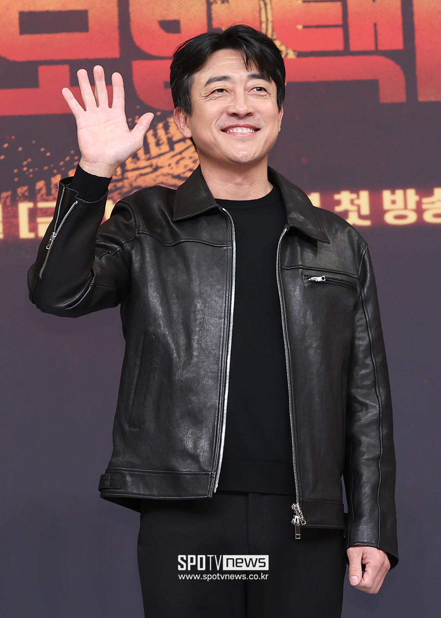 [포토S] 장혁진, 반가운 손인사
