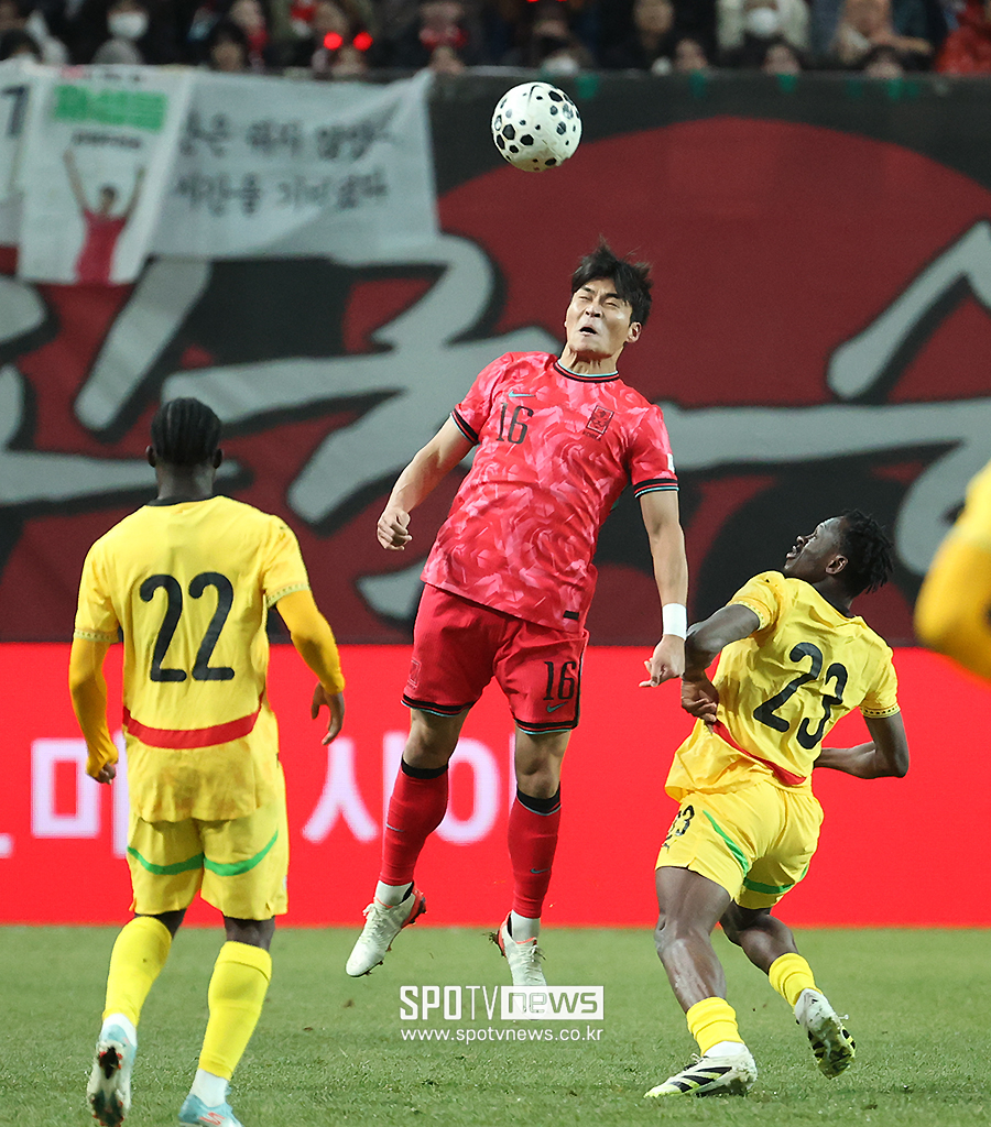 [포토S] 볼 걷어내는 박진섭