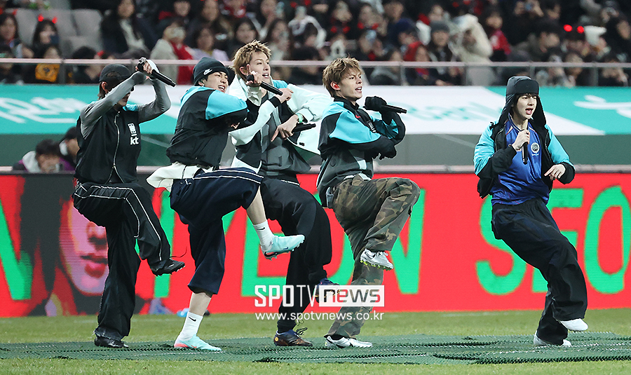[포토S] 축하 무대 펼치는 코르티스