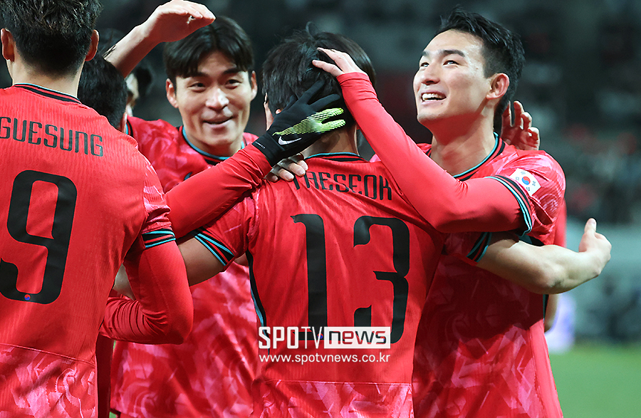 [포토S] 선취골 축하 받는 이태석