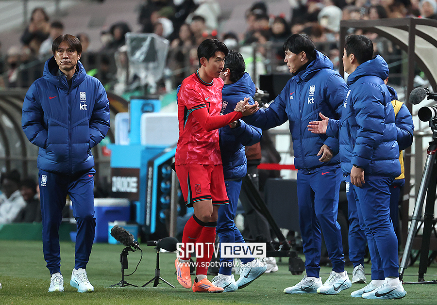 [포토S] 후반전 교체되는 손흥민