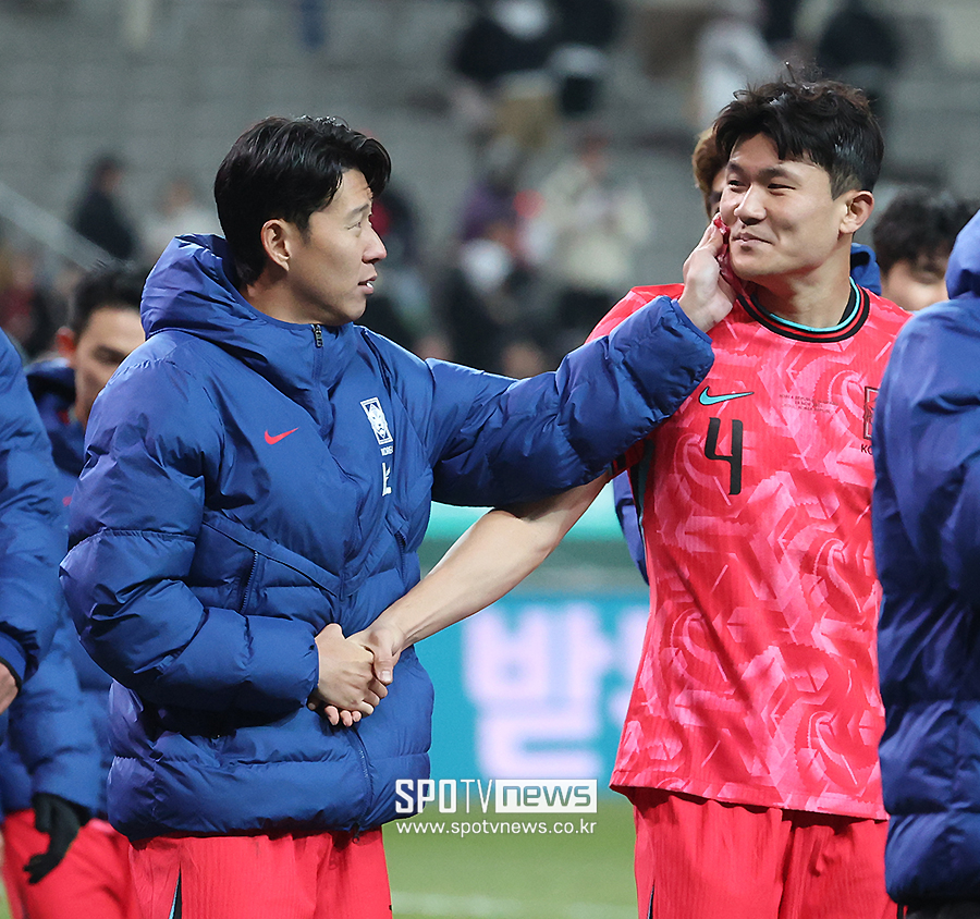 [포토S] 김민재에게 핫팩 온기 전하는 손흥민