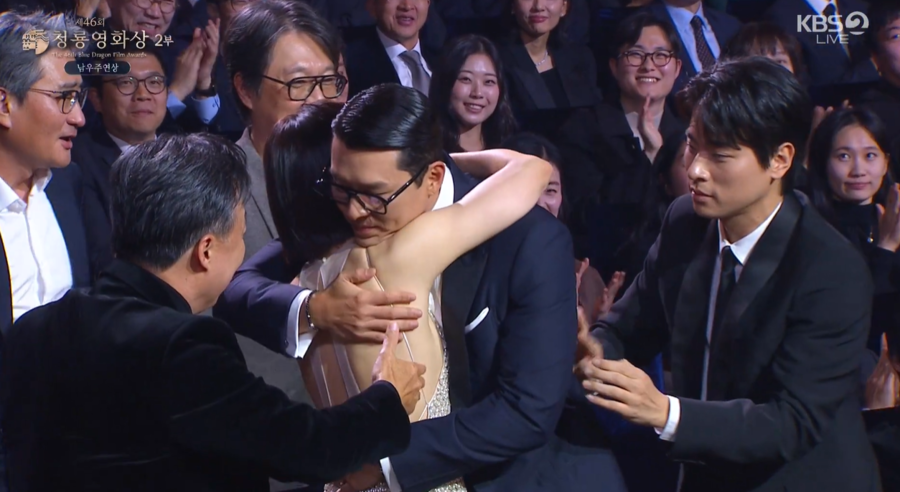"존재만으로도 힘이 되는 ♥손예진" 현빈, 남우주연상 호명 후 손예진 끌어안았다 [46회청룡영화상]