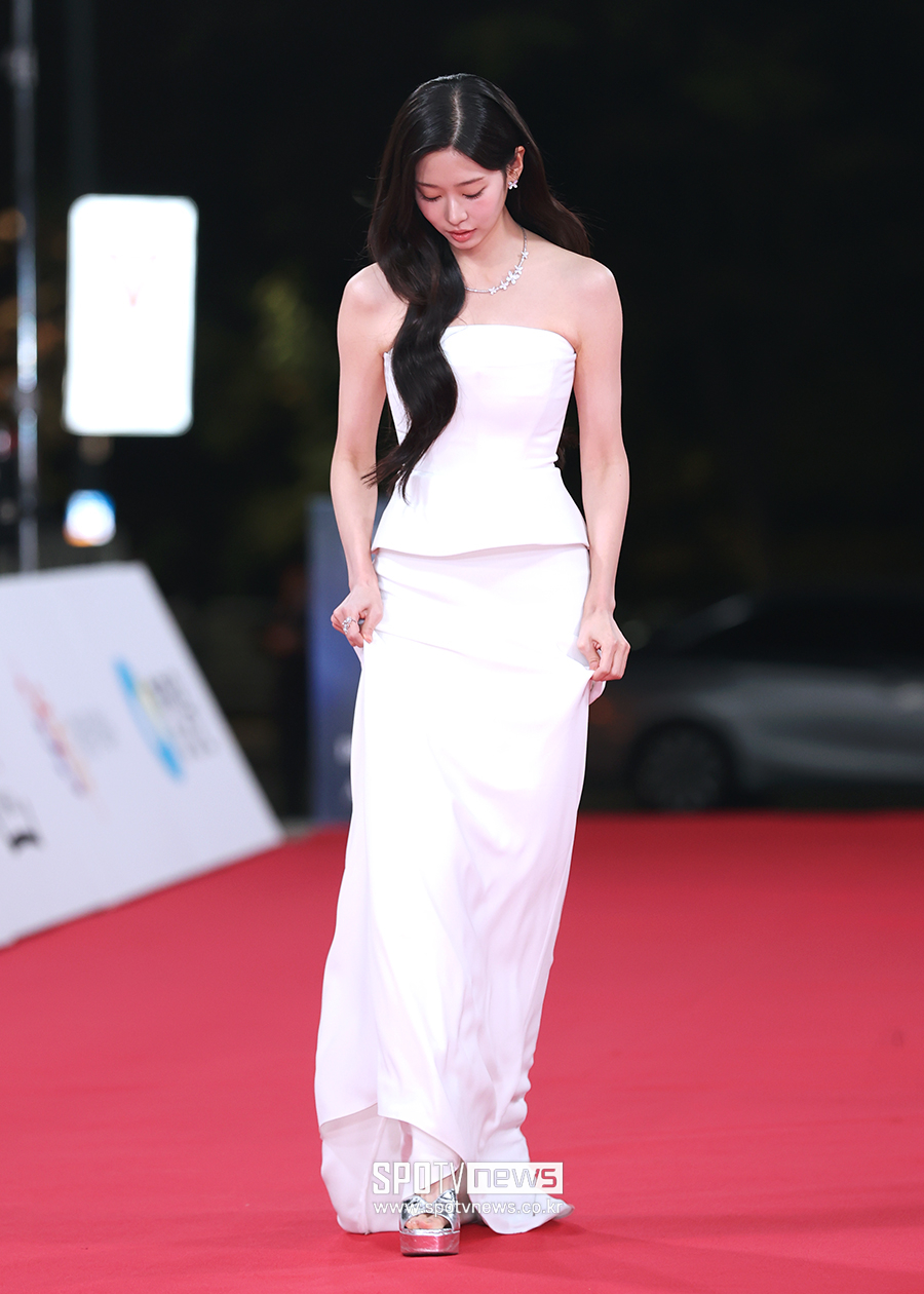 [포토S] 김민주, '넘어질까 조심조심~'