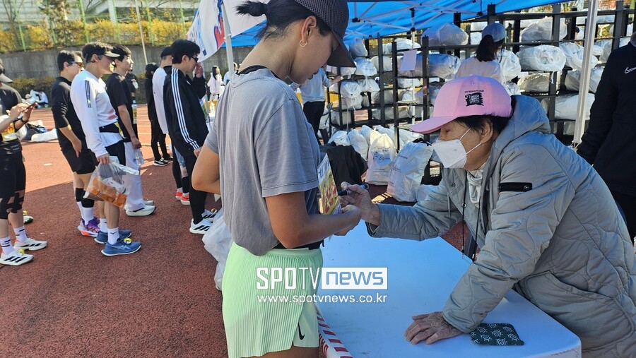 ▲ 블루런, 손기정 평화마라톤의 원활한 운영에는 러너 동호회 '위아런'의 자원봉사가 있어 가능했다.