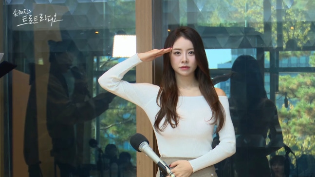 설하윤, '손태진의 트로트라디오' 졸업…'칼각 경례'로 훈훈한 마무리