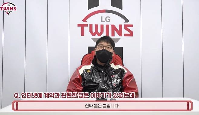 ▲ 2022년 시즌 전 LG와 '4+2년' 계약을 맺은 김현수. 온라인 커뮤니티의 소문에 "썰은 썰입니다"라며 LG 잔류를 결정했다고 말했다.