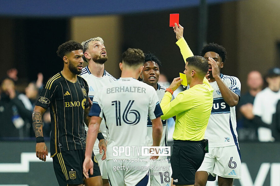 ▲ 손흥민과 LAFC가 MLS 플레이오프 서부지구 4강에서 짐을 쌌다. 토마스 뮐러가 활약 중인 벤쿠버 화이트캡스에 패하면서 손흥민은 리오넬 메시가 이끄는 인터 마이애미와의 최종 결승전 꿈이 좌절됐다. 