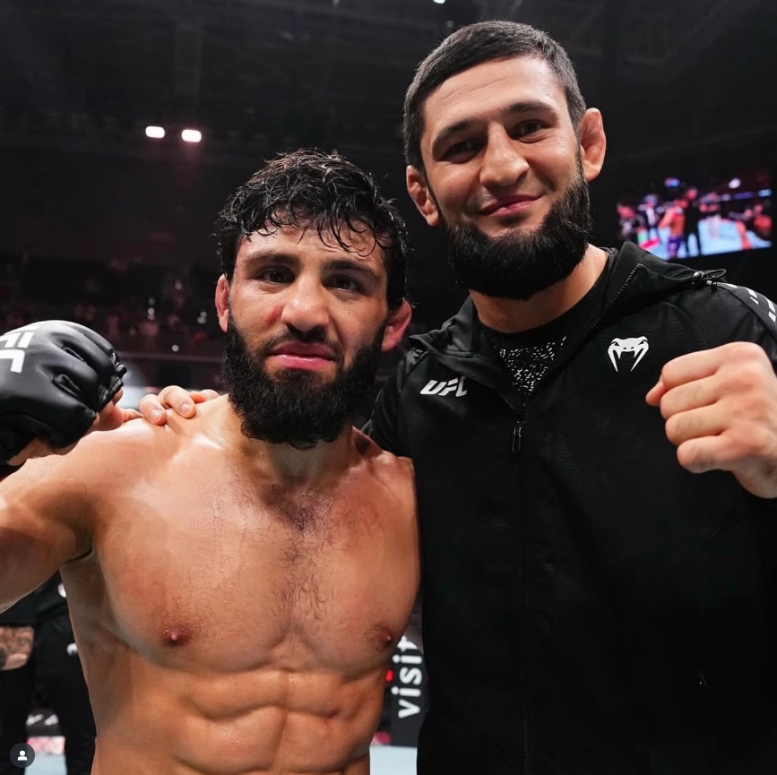 "UFC 챔피언 아냐" 치마예프 '무법자급' 손찌검에 경악…웰터급 6위 랭커와 백스테이지 충돌→"그냥 어린애였네" 말문 막힌 피해자