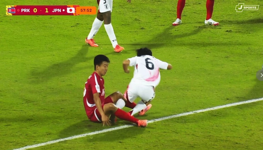 ▲ 비매너로 시작해 탈락으로 끝났다. 북한 U-17 축구대표팀이 일본과의 월드컵 16강 무대에서 업보의 패배를 당했다. 경기 전 상대 선수들을 때리려는 듯한 위협을 가해 충격을 안겼는데 정작 결과는 16강 탈락이었다. ⓒ 중계영상 캡쳐