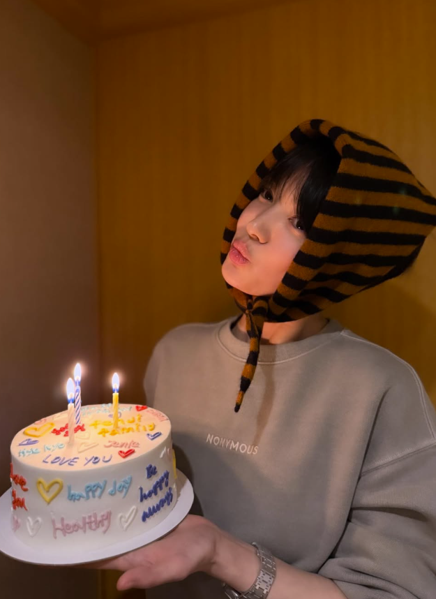 송혜교, 44세 생일 근황 사진 공개…굴욕 없는 초근접 셀카 공개