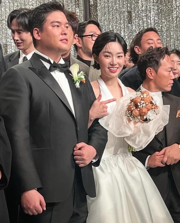 '이장우♥' 조혜원, 'CEO 와이프'다운 특급 내조…호두과자 부케 들고 결혼