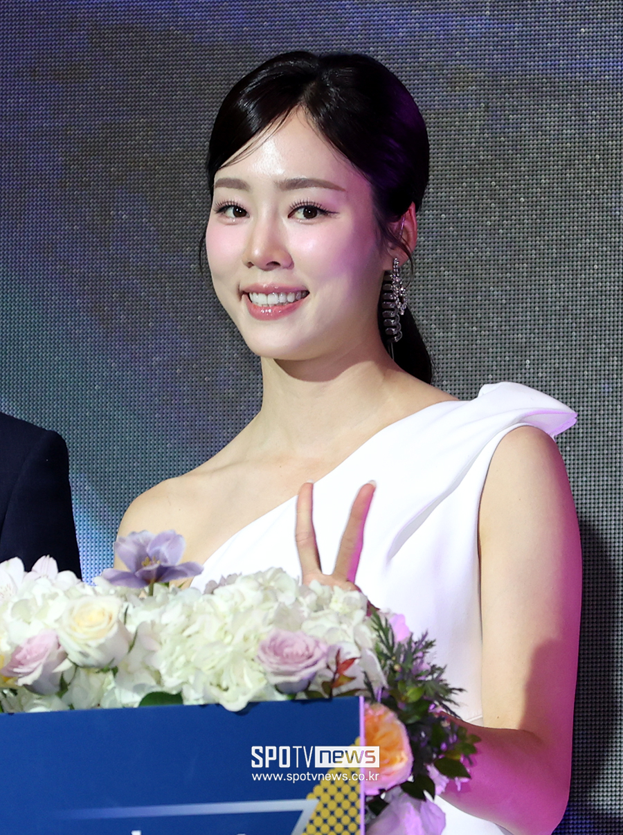 [포토S] 노윤주 아나운서, 청순한 오프숄더 드레스