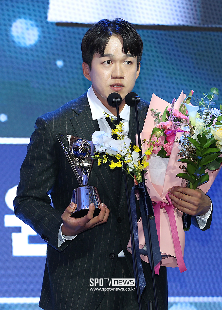 [포토S] 김주온, 북부리그 평균자책점상 수상