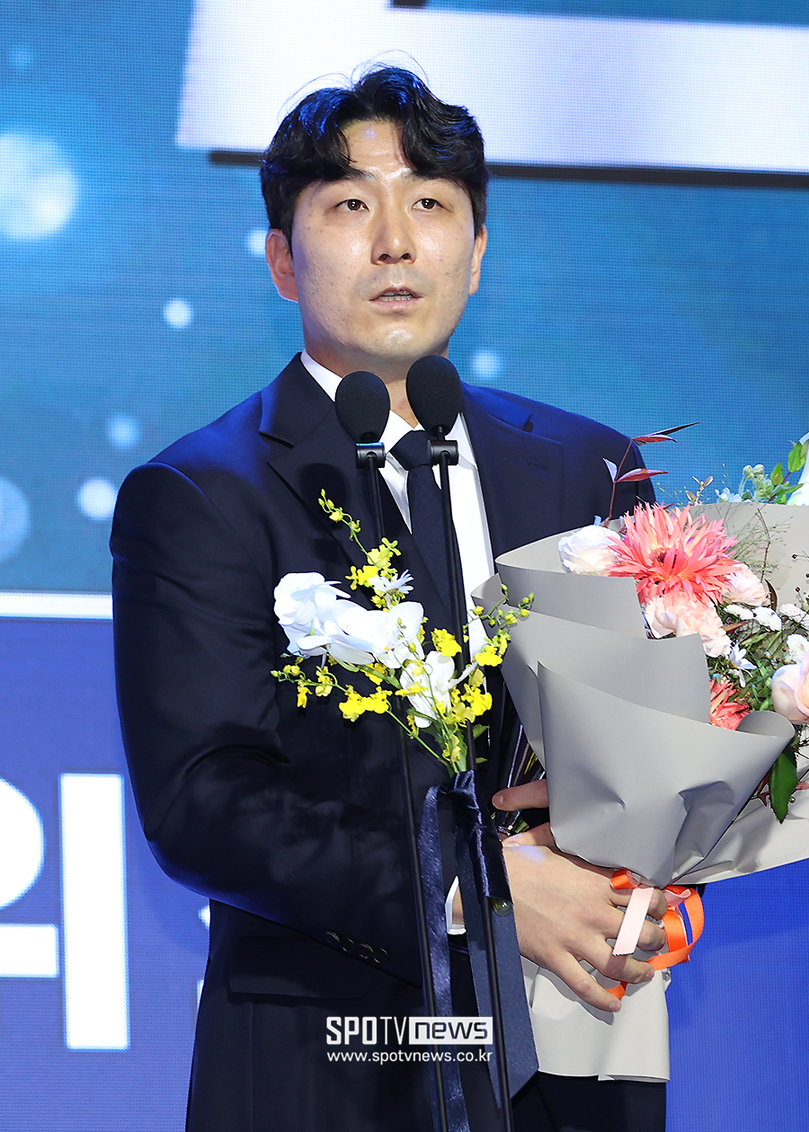 [포토S] 조이현, 퓨처스리그 평균자책점상-승리상 수상