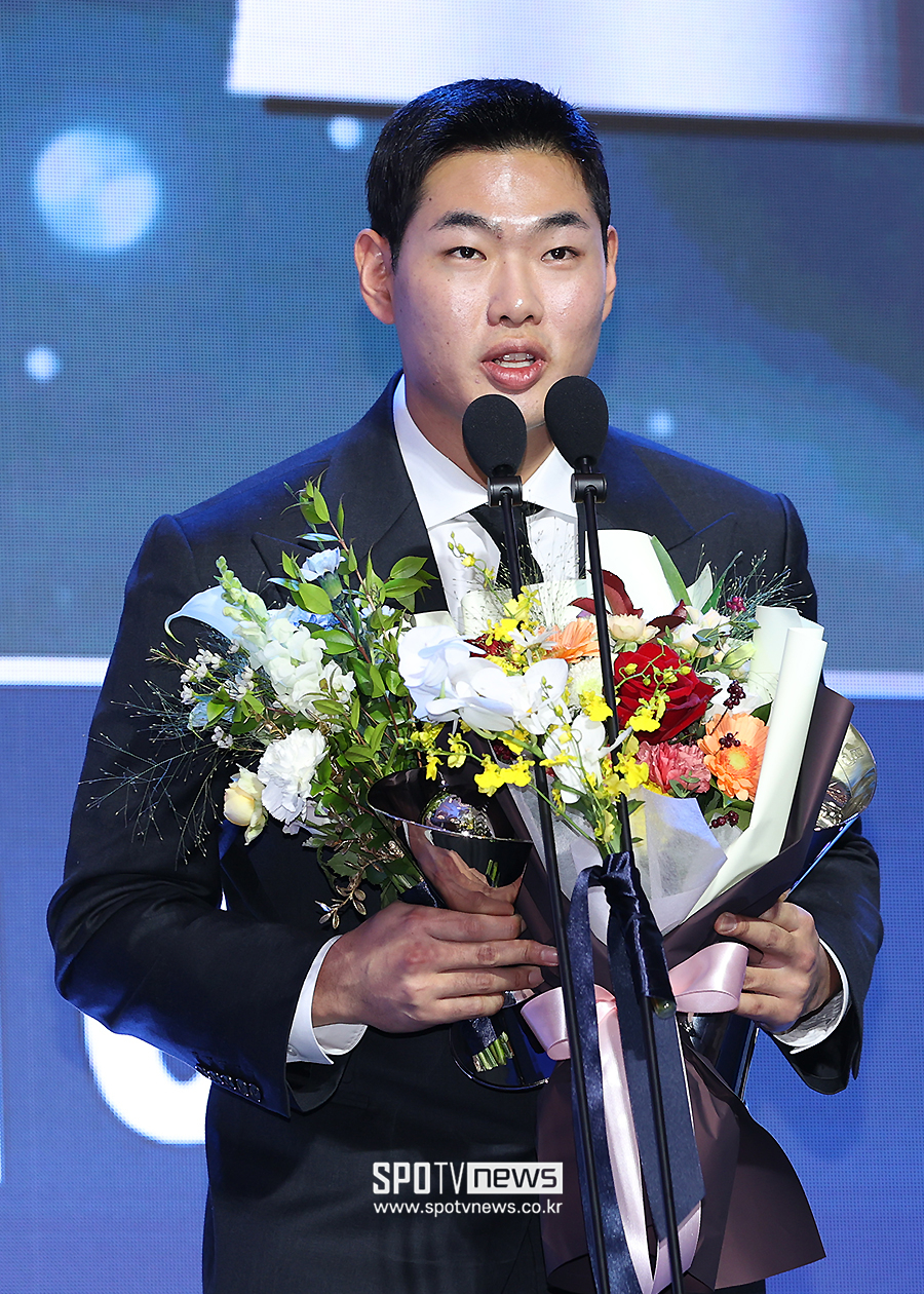 [포토S] 홍성호, 퓨처스리그 북부리그 타점상, 홈런상 수상