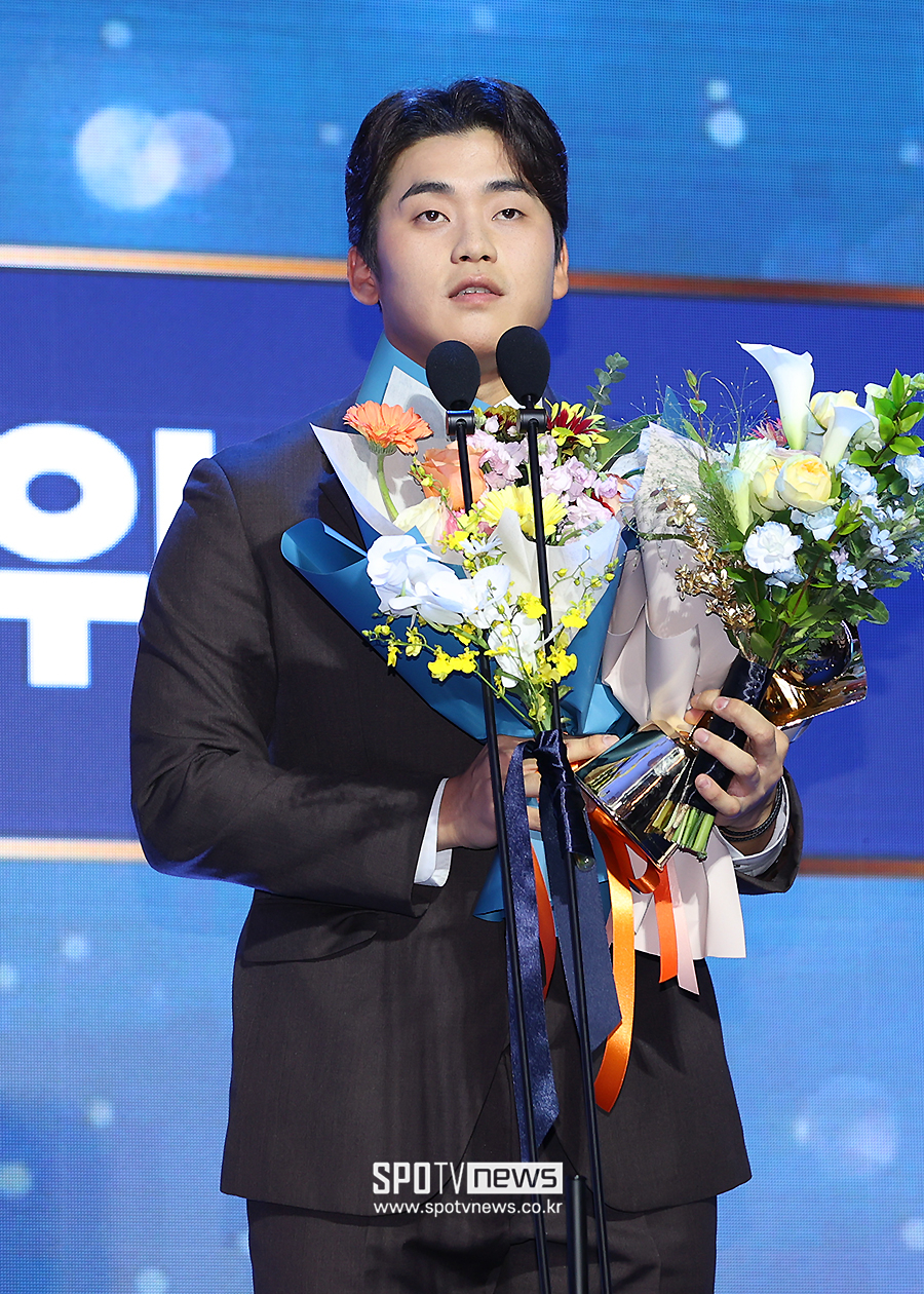 [포토S] 세이브상 수상한 박영현