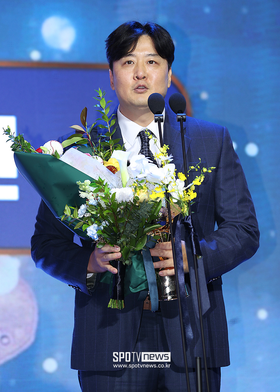 [포토S] 심판상 수상한 김정국 심판