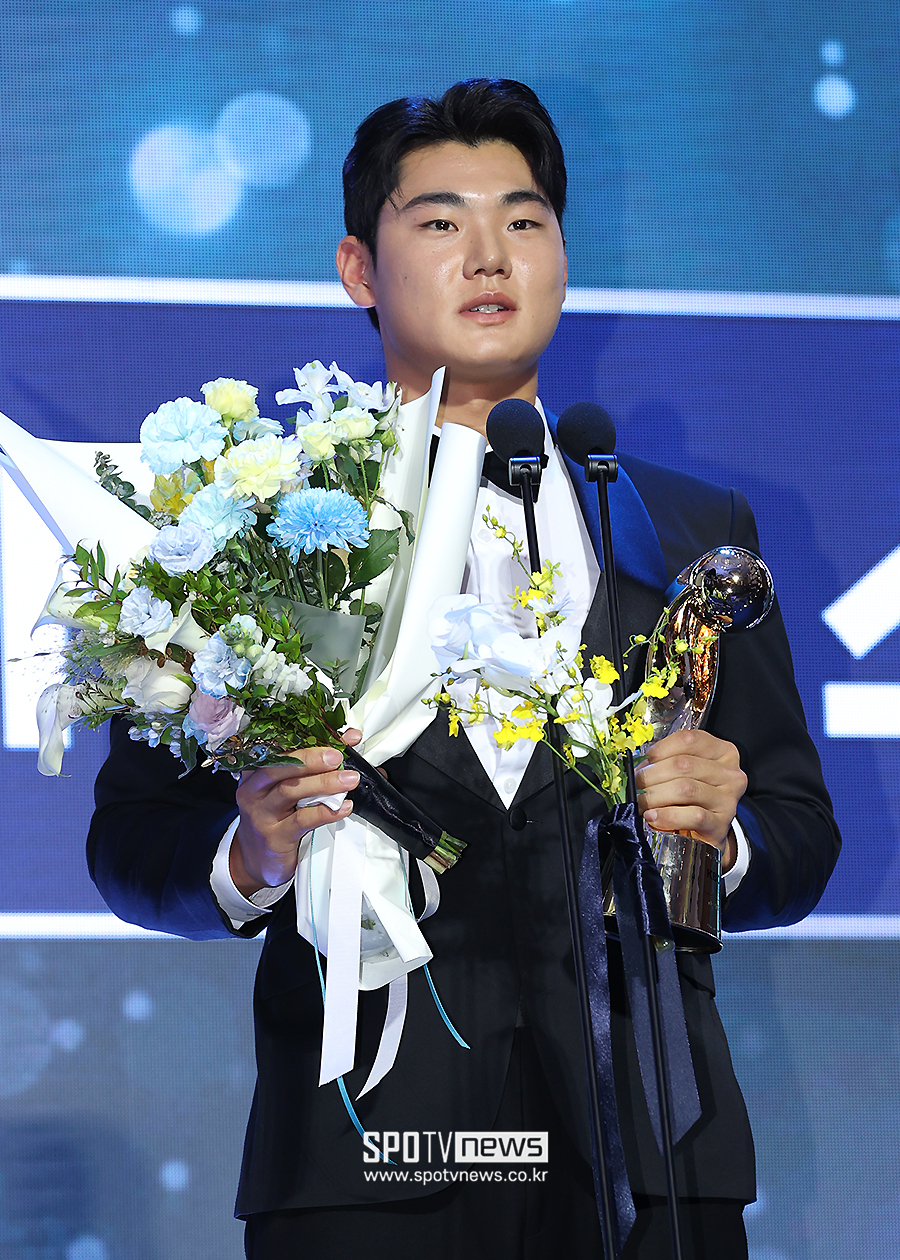 '80억 유격수의 벽 넘었다' 김주원 생애 첫 수비상 수상 영광 "꼭 받고 싶었다"