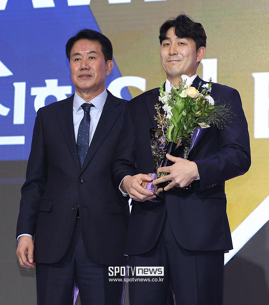 [포토S] 남부리그 평균자책점상-승리상 수상한 조이현