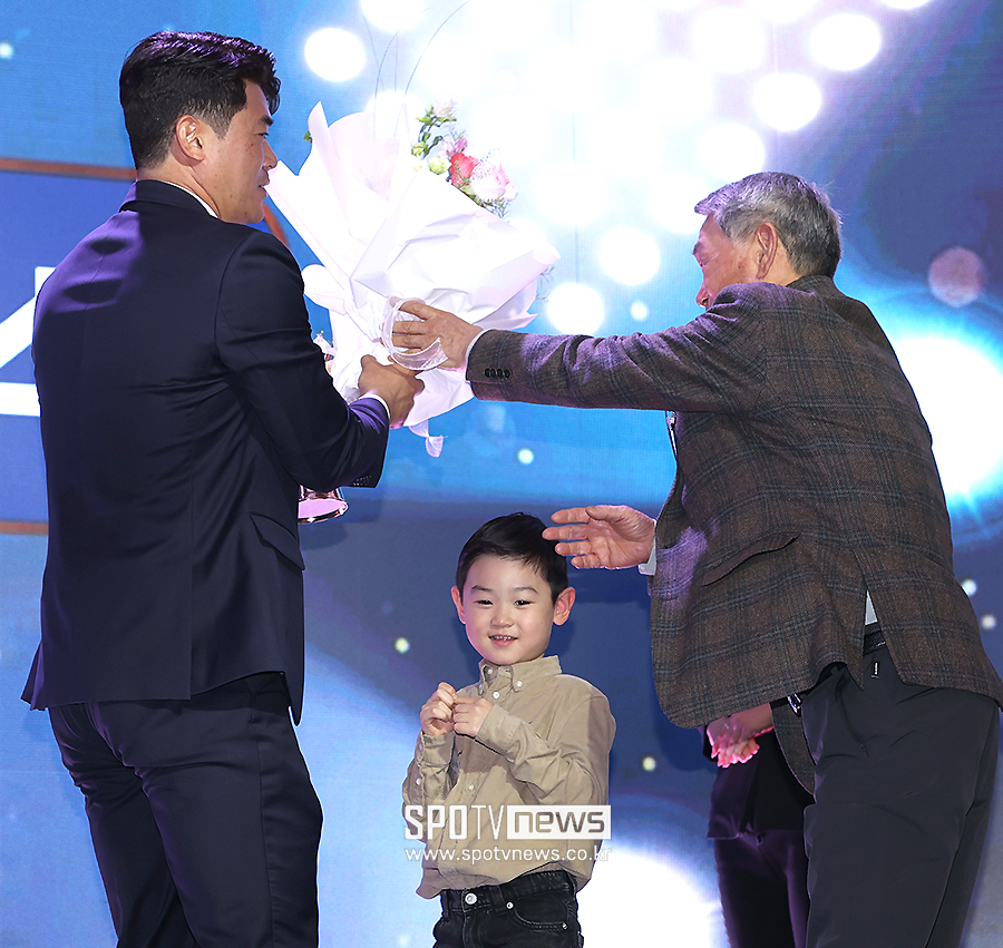 [포토S] 아버지와 아들의 축하 받는 노경은