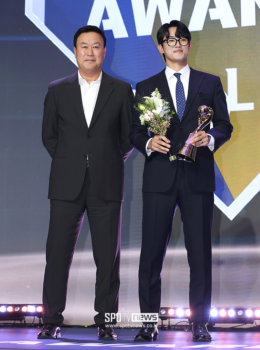 [포토S] 투수 부문 수비상 수상한 고영표