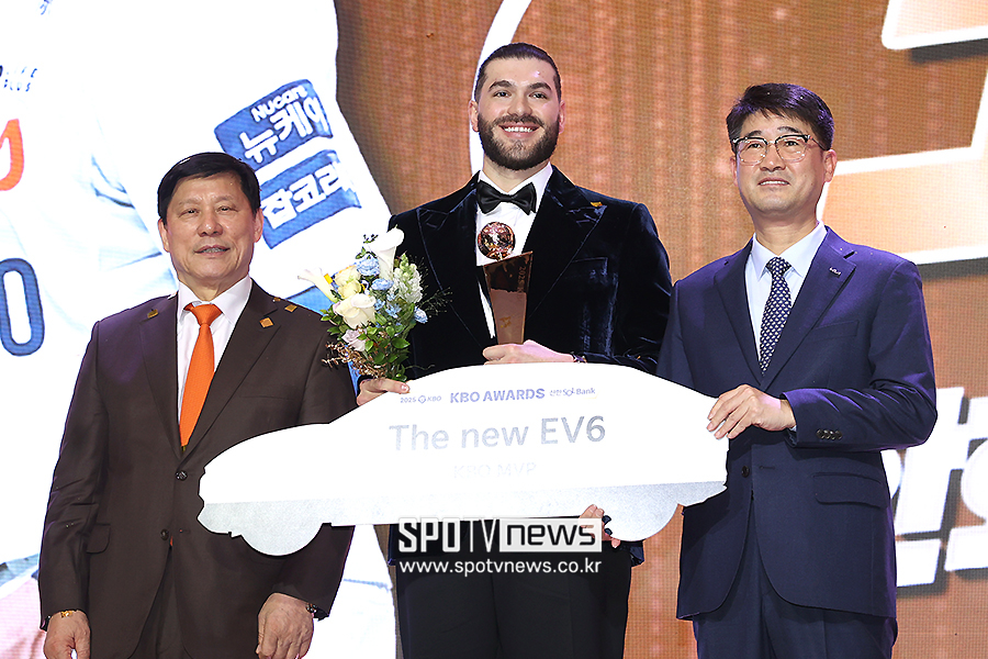 [포토S] '투수 4관왕' 폰세, MVP 등극