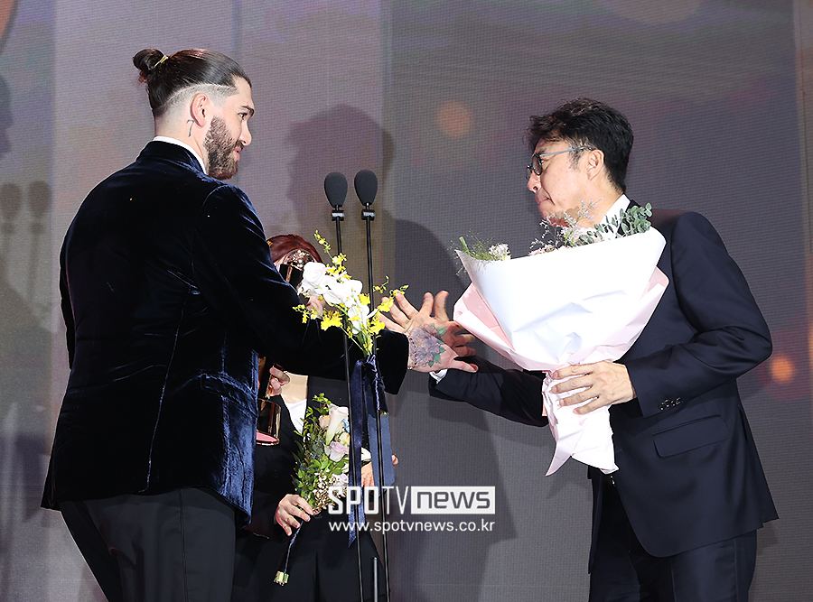 [포토S] 손혁 단장과 악수하는 폰세