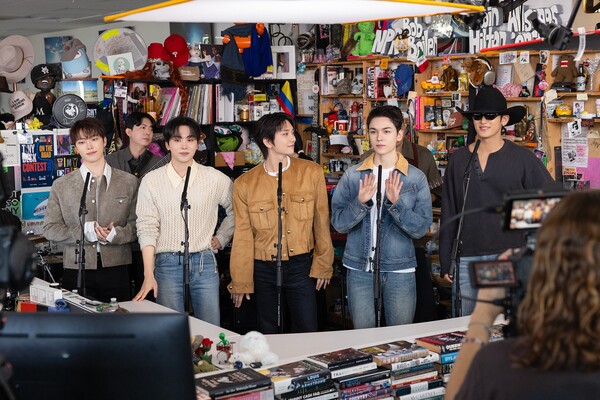 세븐틴, 美 ‘타이니 데스크’ 입성…K팝 그룹 최초 NPR 본사 공연