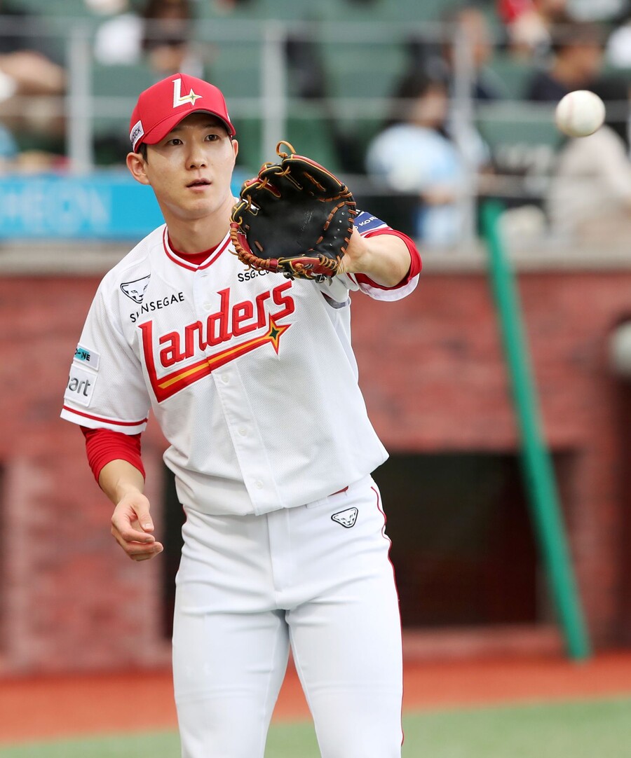 ▲ SSG는 팀 전력의 주축이자 프랜차이즈 스타감인 박성한을 반드시 눌러 앉히겠다는 각오다 ⓒSSG랜더스