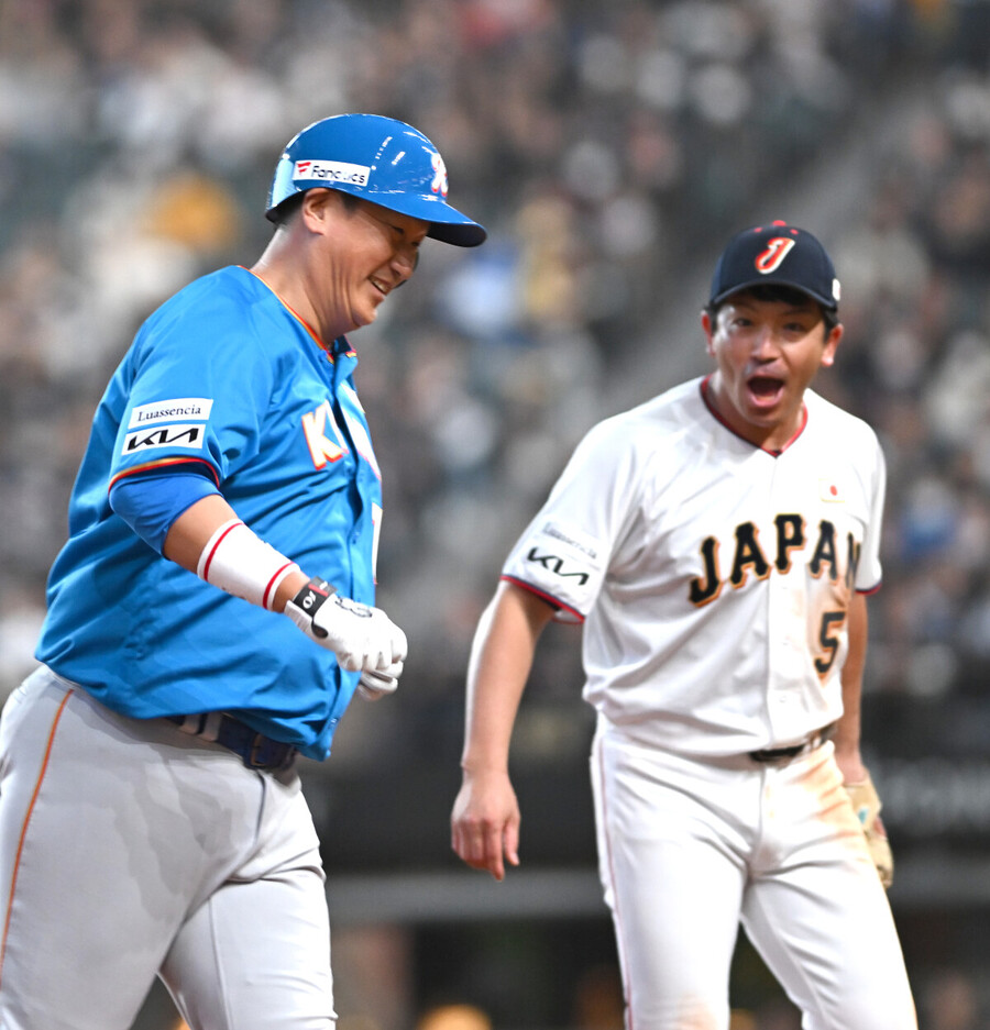 ▲ 홈런으로 MVP를 사실상 확정한 이대호. 3안타 2타점으로 MVP 상금 100만 엔을 받았다. 옆에는 이대호를 향해 소리치는 '전 소프트뱅크 동료' 마쓰다 노부히로. ⓒ 사진공동취재단