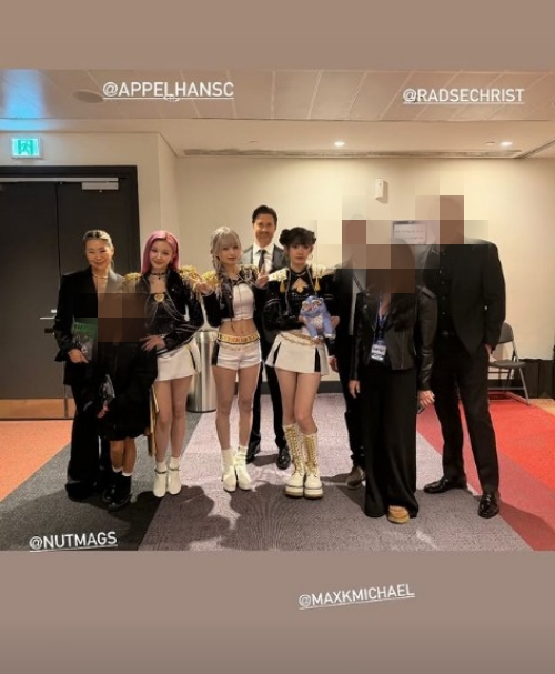 ▲ 베이비몬스터와 메기 강 감독. 출처| 메기 강 감독 인스타그램