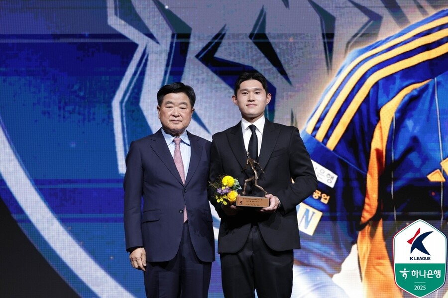 [공식발표] 2025시즌 가장 밝게 빛난 별은 울산 이동경...K리그1 MVP 수상→울산, K리그1 최초 4시즌 연속 MVP 배출