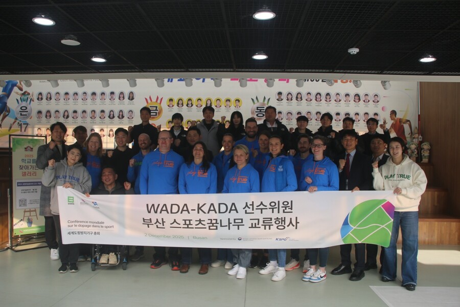  WADA-KADA 방문(가운데 금발 엠마테르호) ⓒKADA