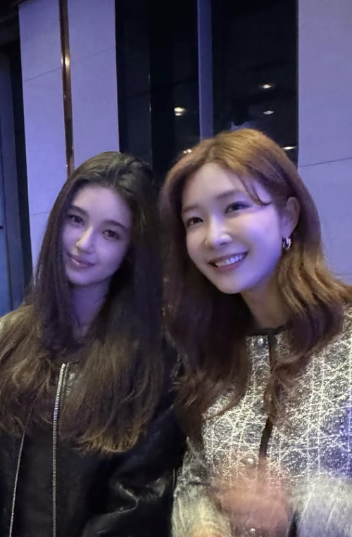 어도어 돌아가겠다던 뉴진스 다니엘, 복귀 결론 어디까지 왔나…박보검과 밝은 미소