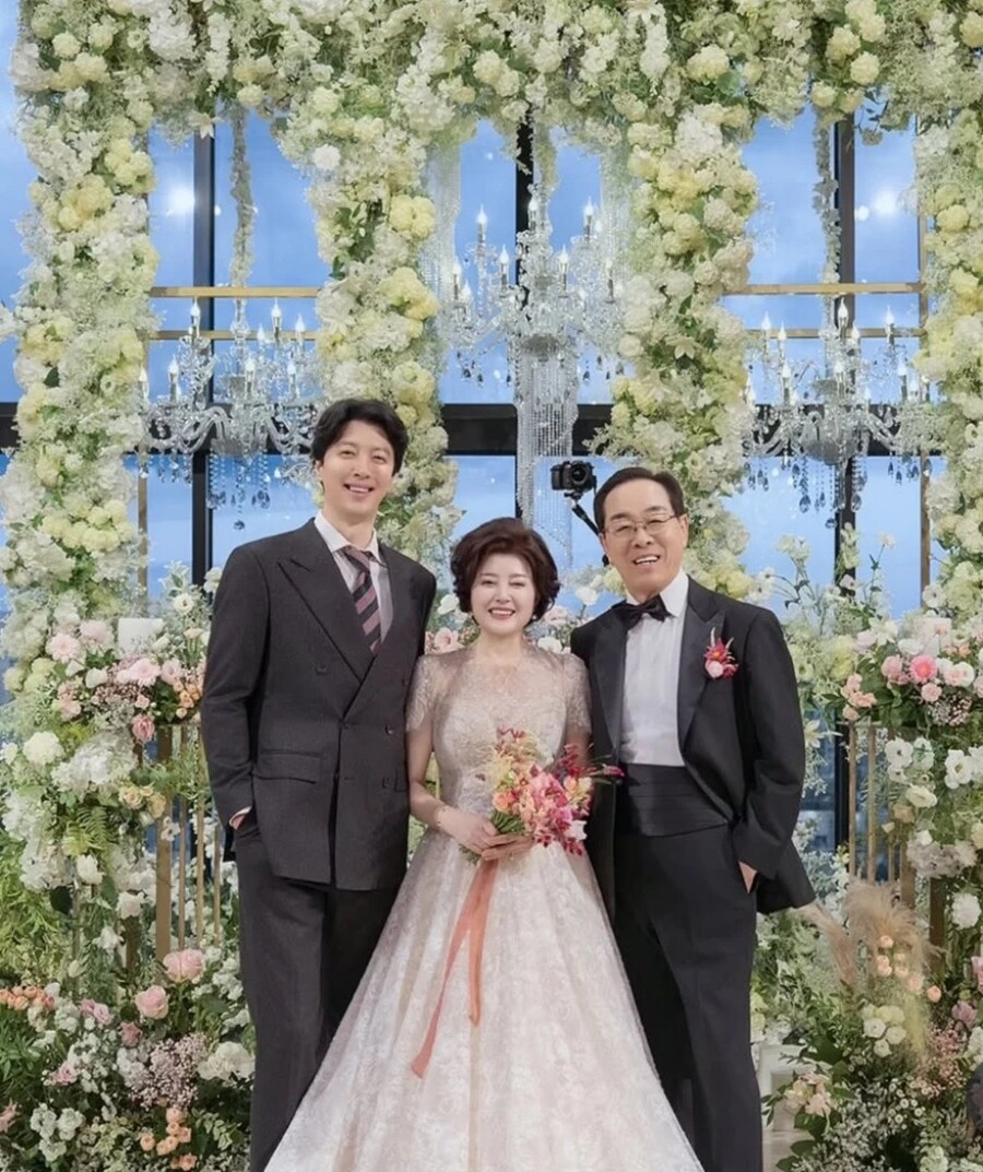'16살 연하♥' 이동건, 리마인드 웨딩에 진심…부모님과 가족사진 '눈길'