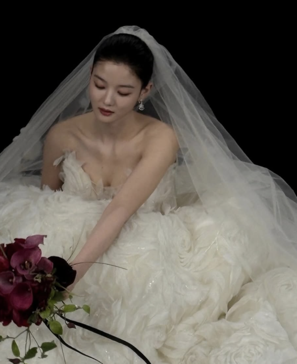 김유정, 드라마 종영 앞두고 웨딩화보 깜짝 공개…'고혹적 미모'