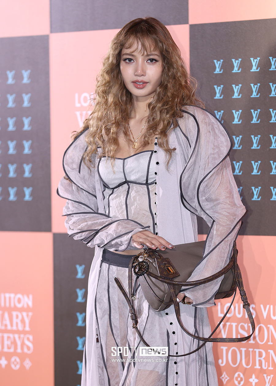 [포토S] 블랙핑크 리사, 한파에도 파격 시스루