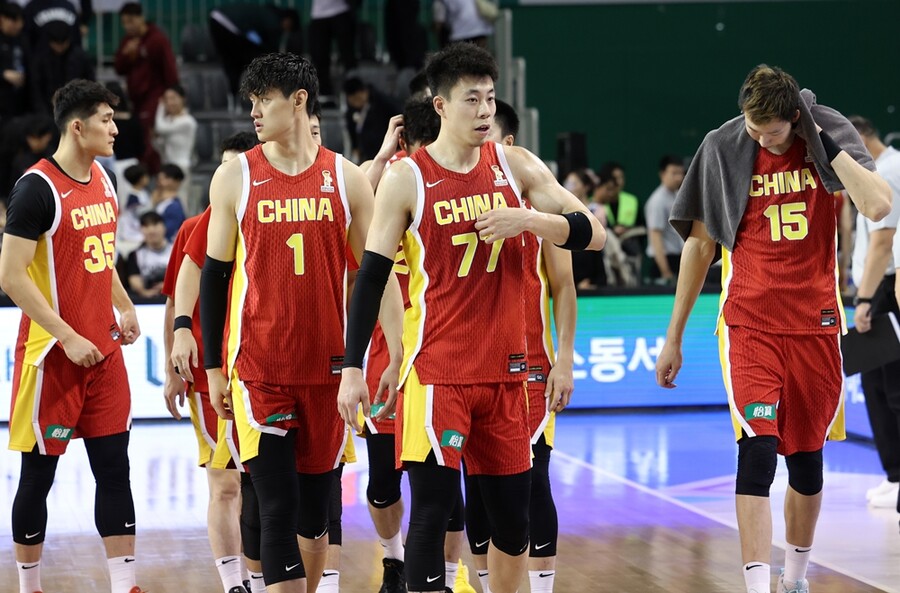 ▲ 1일 강원 원주 DB프로미 아레나에서 열린 2027 국제농구연맹(FIBA) 월드컵 아시아 예선 1라운드 B조 2차전 한국과 중국의 경기. 76대 90으로 패배한 중국 팀이 코트를 빠져나가고 있다. ⓒ연합뉴스