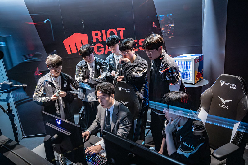 E스포츠 역사상 ‘첫 도입’ 결단…韓에서 선보인다 ‘LCK, 경기 중 코칭 스태프↔선수 실시간 소통 가능’ 코치보이스 도입 확정