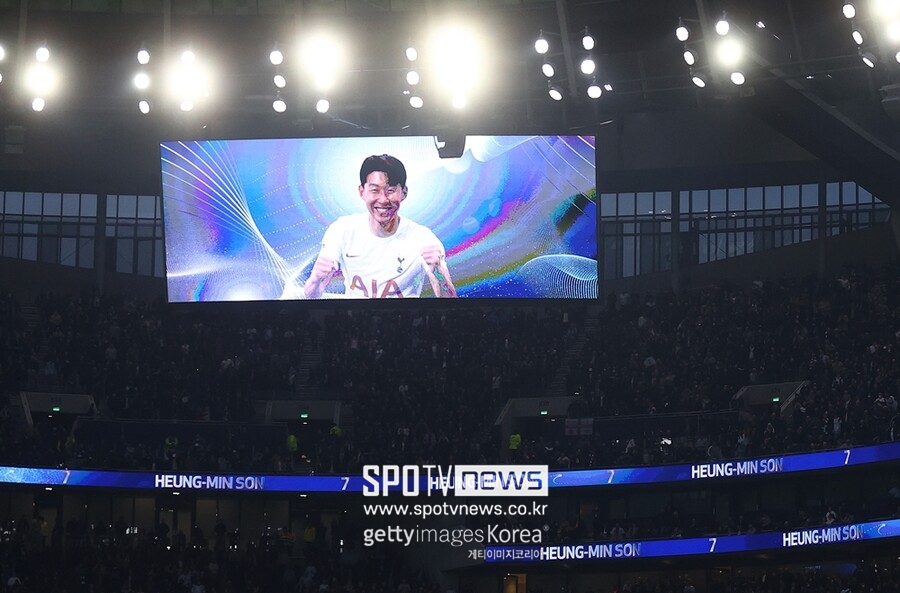 '12월 10일 英 복귀' 손흥민, 이제 토트넘에 쭉 남는다…"벽화 디자인 SON 직접 선택" → 챔스 프라하전 제막식 '오피셜'